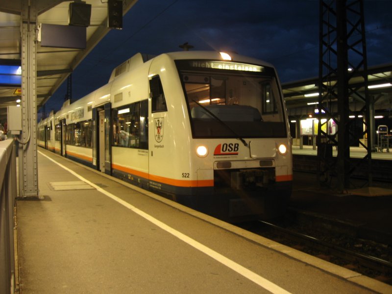 VT 522 und ein weiterer stehen werden gleich in Offenburg in die Abstellanlage fahren 17.8.07