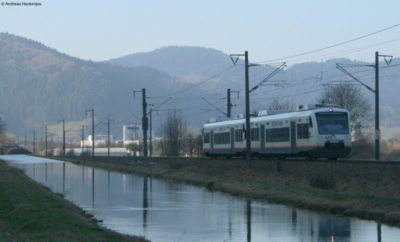 VT 526 und 514 als OSB87331 (Offenburg-Freudenstadt Hbf) am Kanal in Haslach 3.1.09