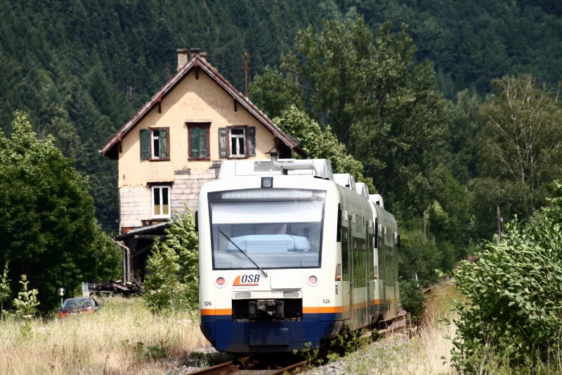 VT 526 und ein weiterer Regio Shuttle der OSB erreichen als Ortenau S-Bahn nach Freudenstadt am 07. August den Bahnhof von Schenkenzell.