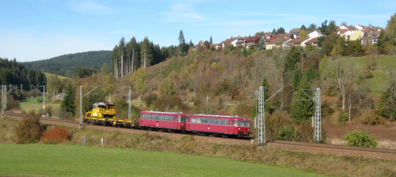 VT 56 und 55 der Hochwaldbahn zogen am 24. Oktober 2009 diese besondere Fuhre von Offenburg nach Singen (Htw); hier sieht man sie am Kilometer 70 bei St. Georgen.