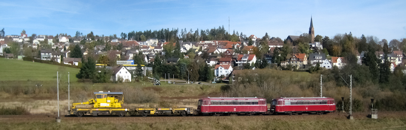 VT 56 und 55 der Hochwaldbahn zogen am 24. Oktober 2009 diese besondere Fuhre von Offenburg nach Singen (Htw); hier sieht man sie am Kilometer 70 vor der Kulisse von St. Georgen.