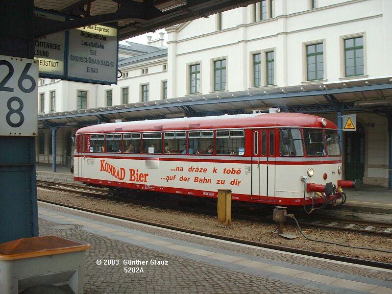 VT 61 (Nummer-Beschriftung Zettel im Mittelfenster!) der SBE mit Werbung in tschechisch und deutsch am 05.07.2003 im Bahnhof Zittau.
Whrend der 45 Minuten Fahrzeit von Zittau nach Eibau werden sogar Getrnke in Flaschen verkauft. Die SBE fhrt zur Zeit nur diese Strecke, die Triebwagen gehren der Hochwaldbahn Trier. 