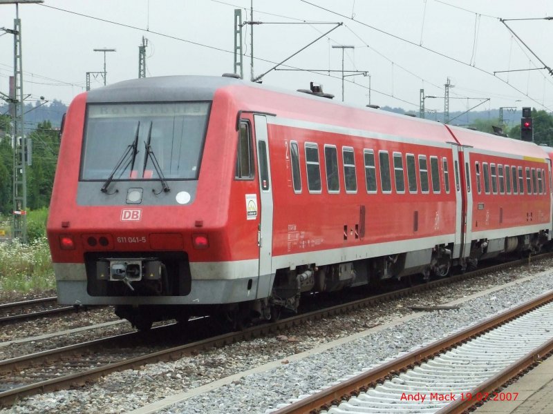 VT 611 041 durchfhrt Plochingen als IRE Richtung Tbingen und weiter nach Rottenburg. (19.07.2007)