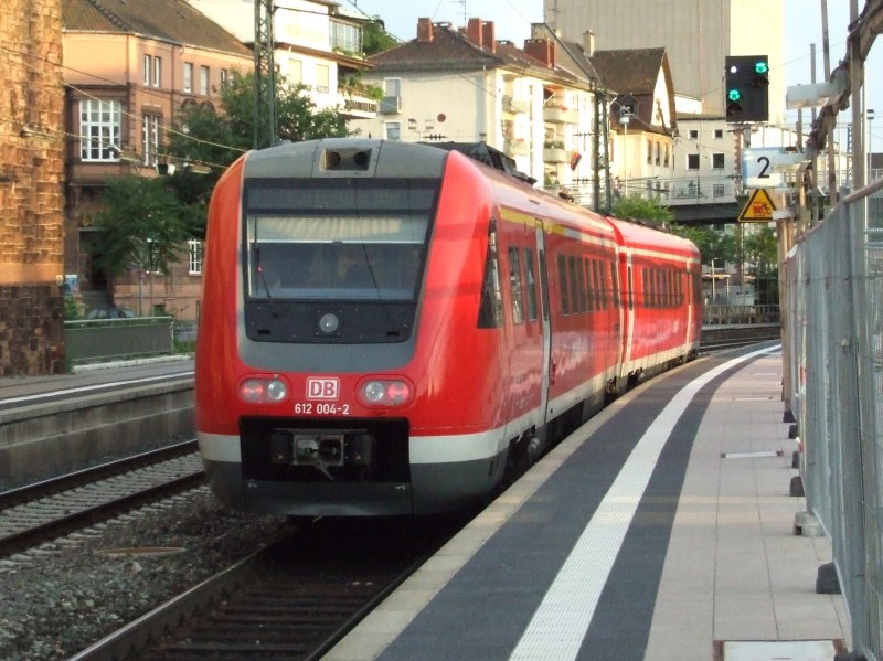 VT 612 004 verlsst Worms Hbf in Richtung Mannheim am Abend des 26.06.2008.