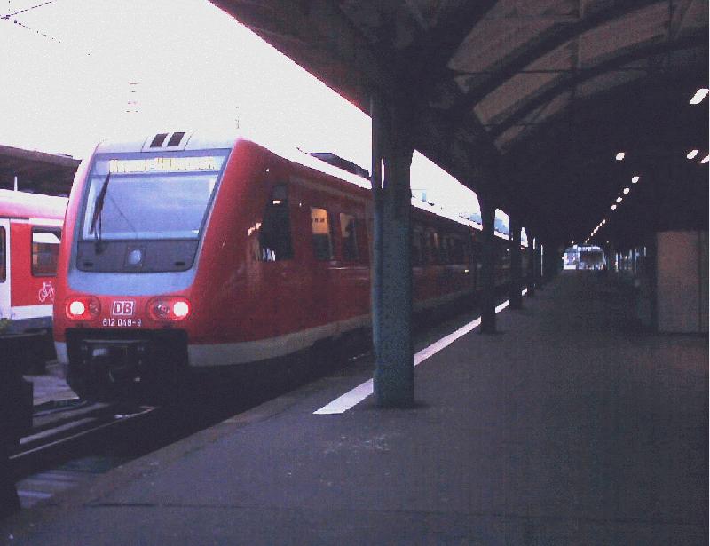VT 612 als Doppeltraktion abends im Hauptbahnhof (Kulturbahnhof) Kassel. 