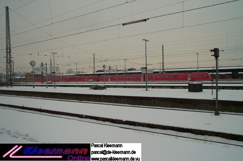 VT 612 als Doppeltraktion, die das Gleis fr einen nachfolgenden Zug rumen muss.
Aufgenommen am 07. 02. 2003 in KS-Hbf.