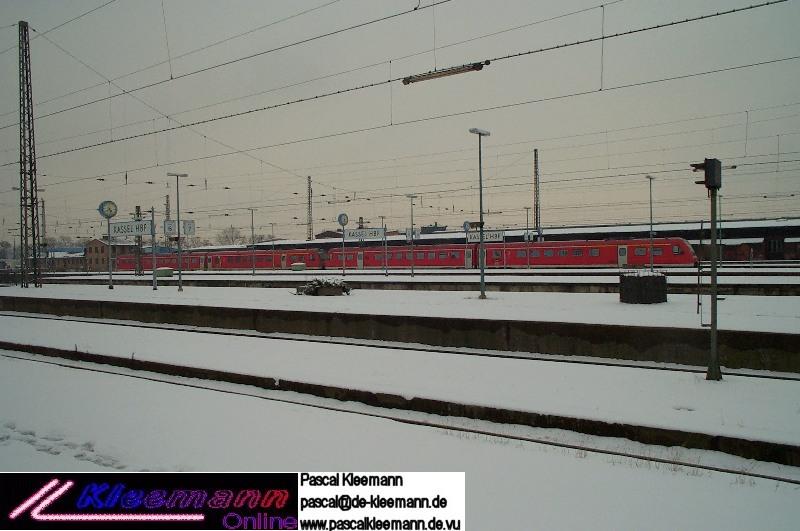VT 612 als Doppeltraktion, die das Gleis f�r einen nachfolgenden Zug r�umen muss.
Aufgenommen am 07. 02. 2003 in KS-Hbf.