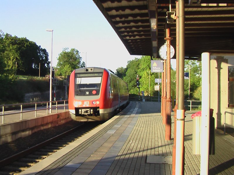 VT 612 bei der Durchfahrt in Herlasgrn zur Weiterfahrt nach Zwickau.