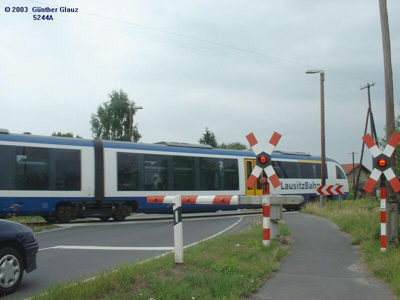 VT 616 am 09.07.2003 am Bahnbergang zwischen Zittau und Hirschfelde.