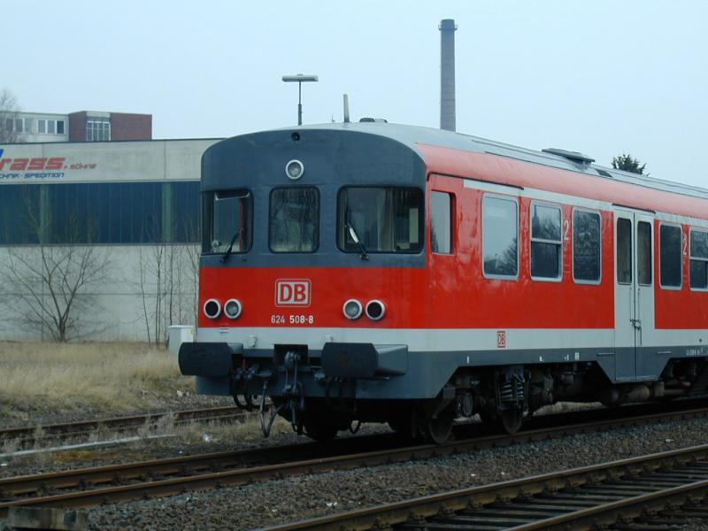 VT 624 im Bf Korbach - das Fahrzeug war zum zeitpunkt der Aufnahme (03/2003) leider nicht fahrbereit aber �u�erlich sehr sch�n aufgearbeitet.
