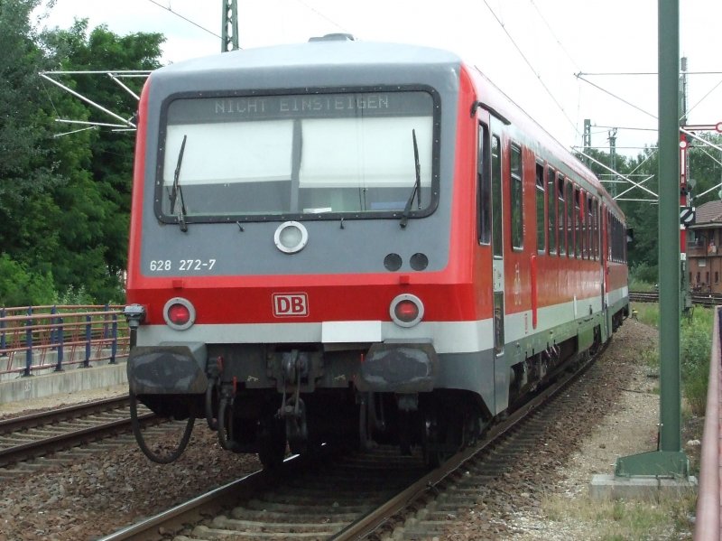 VT 628 272 Rangiert in Germersheim kurz nach seiner Ankunft. (26.06.2008)