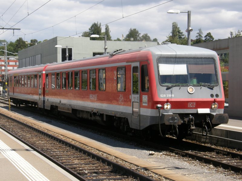 VT 628 318 fhrt aus Richtung Singen in den schweizer Bahnhof Schaffhausen ein. (21.07.2008)