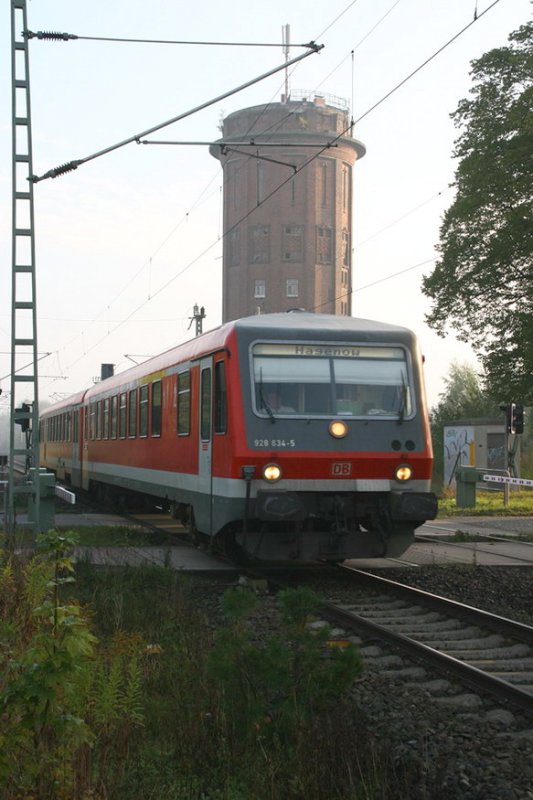 VT 628 634 bei der Einfahrt in den Bf. Hagenow Land. Im Hintergrund der Wasserturm. 09/2006