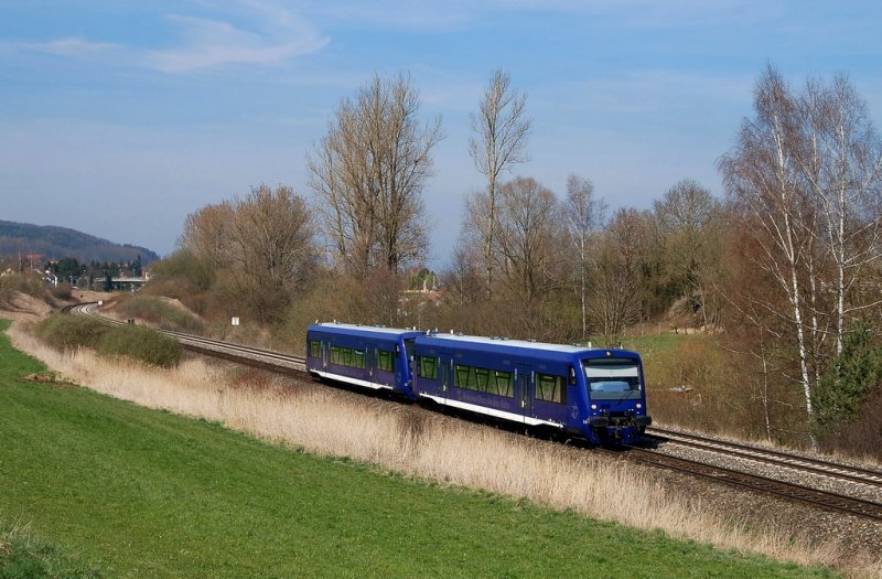VT 64 und 63 der Bodensee-Oberschwaben-Bahn mit BOB 87231 bei Aulendorf (05.04.2007)