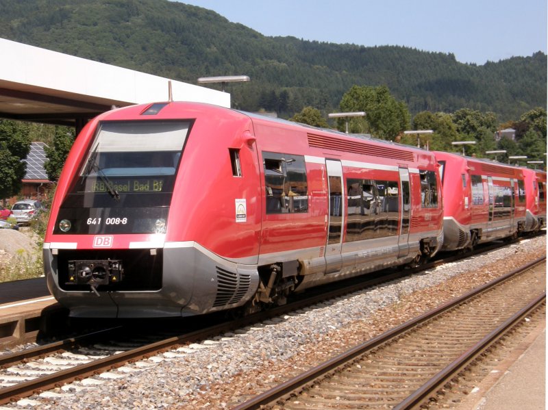 VT 641 008 fhrt ein Dreiergespann VT 641 in den Bahnhof Bad Sckingen in Richtung Basel Bad. Bhf. am 13.08.2008.