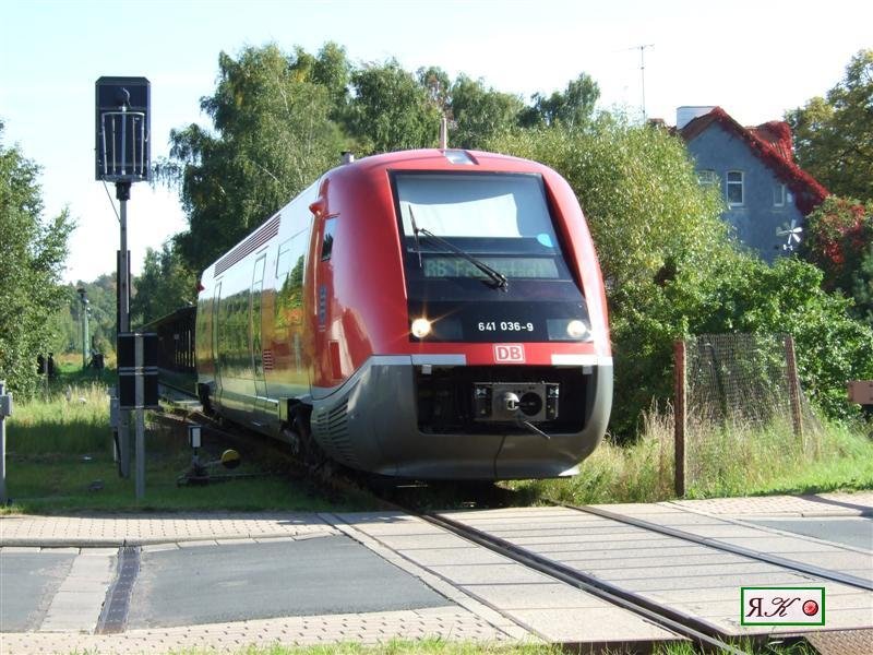 VT 641 036-9 verlt am 21.9.2007 den Bh Friedrichroda/Thr. und mu 
gleich einen Bahnbergang queren