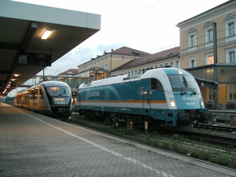 VT 642 und 183 004 von Arriva warten am 25.07.2008 in Regensburg.