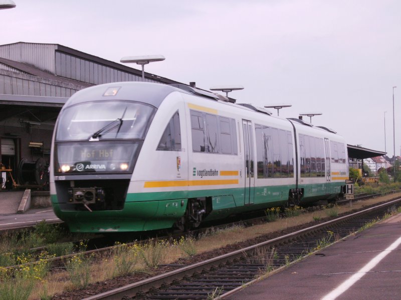 VT 642 der VBG fhrt in Richtung Hof am 14.07.2008
bei Halt im Bahnhof Weiden(Obpf).