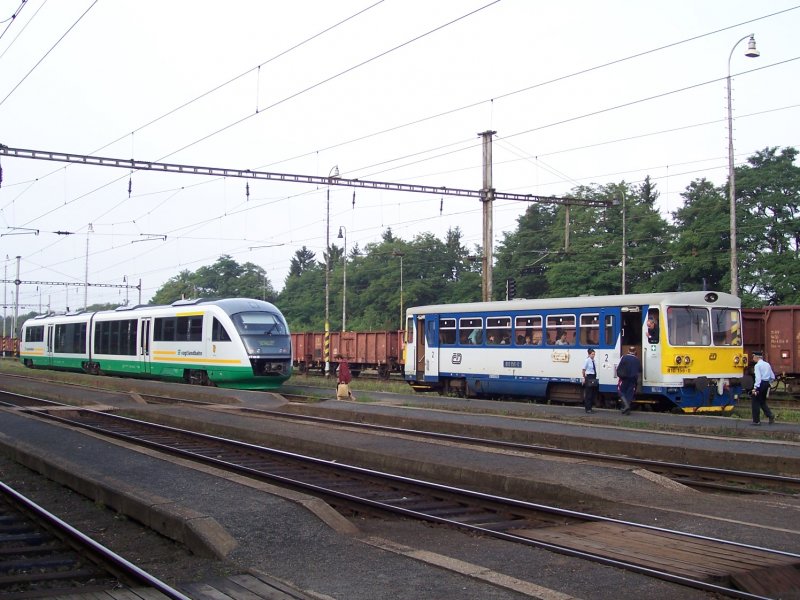 VT 642 der Vogtlandbahn und VT 810 der Tschechischen Staatsbahn (CD) treffen sich im Bf Franzensbad