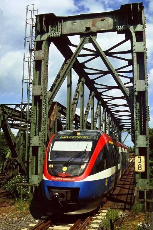 VT 643.01 der PEG berquert gerade den Rhein-Herne-Kanal und wird gleich den Hp. Duisburg-Meiderich Ost erreichen (23. Mai 2004).