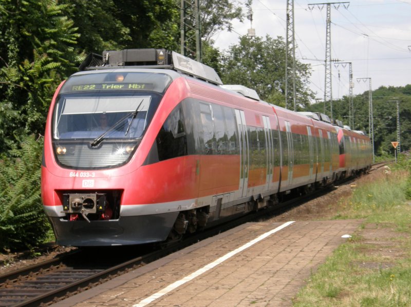 VT 644 033 fhrt einen RE 22 nach Trier Hbf bei der Einfahrt in Kln West an. (14.07.2008)