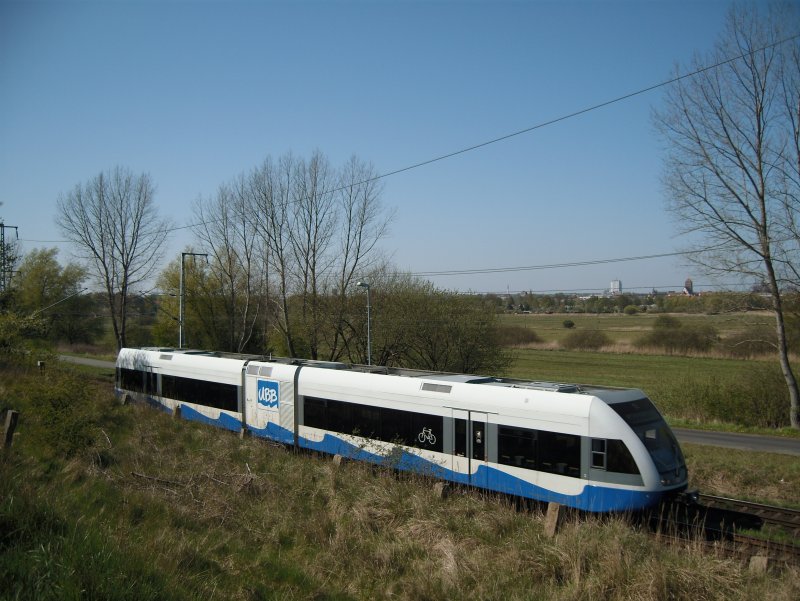 VT 646 in der Nhe der Blockstelle Rostock-Riekdahl (24.04.09). Ich vermute, der TW kam aus der Werkstatt Dalwitzhof und fhrt nun wieder in Richtung des Einsatzgebietes der UBB, also Barth, Stralsund oder Usedom. 
Wer da nheres wei, bitte schreibt dies doch dazu!