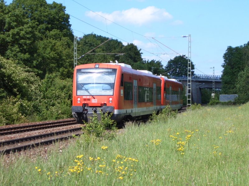 VT 650 100-1 beschleunigt mit einer Schwestermaschine Richtung Crailsheim. Hinter dem Haltepunkt Hofen(b Aalen), am 18.05.07, fotografiert.