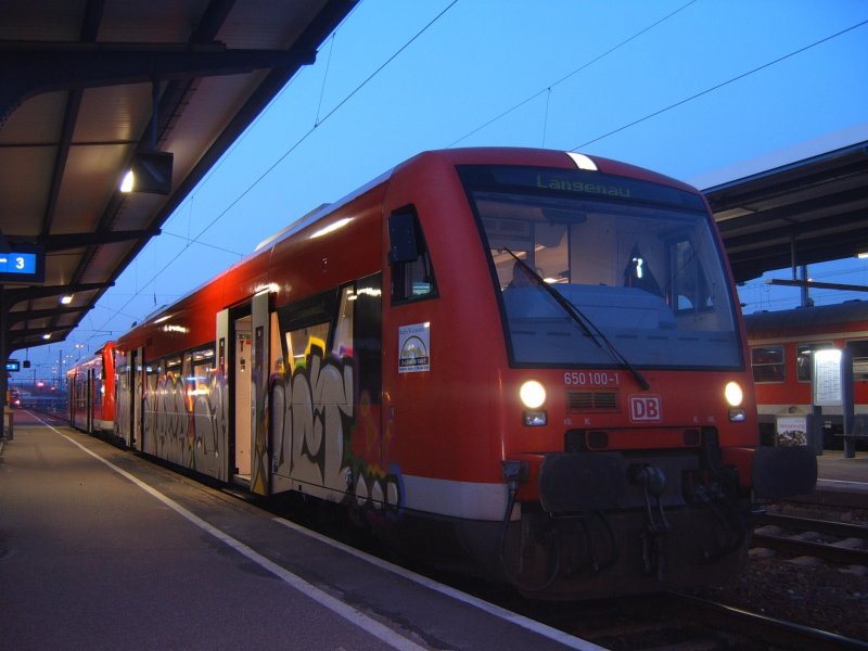 VT 650 100-1 mit  schner  (und zudem kostenloser Zusatz-)Bemalung am 21.02.07 im Bahnhof Aalen.
Dieser durfte mit einem weiteren Kollegen die einstndige und elfmintige Mission RB 22555 von Aalen nach Langenau antreten...