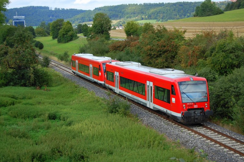 VT 650 314-8 und ein weiterer Kollege bringen am 19.08.07 die Fahrgste von Ulm HBF als RegionalExpress nach Ellwangen, hier vor dem Bahnhof Oberkochen aufgenommen.