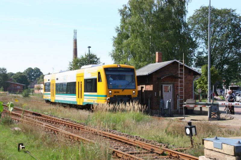 VT 650 der ODEG fhrt aus dem Bf. Neustadt-Glewe vorbei am Schrankenwrterposten Richtung Neustrelitz 09/2006