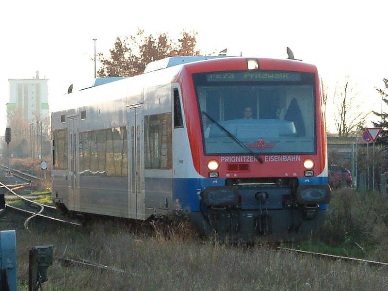 VT 650.02 der Prignitzer Eisenbahn (PEG) als PE73 bei der Ausfahrt aus dem Bahnhof Kyritz in Richtung Pritzwalk. Aufgenommen am 03.12.2006.