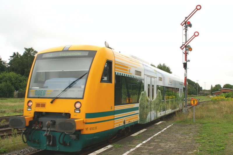 VT 650.55 bei der Ausfahrt aus dem Bf. Malchow Richtung Karow 08/2006
