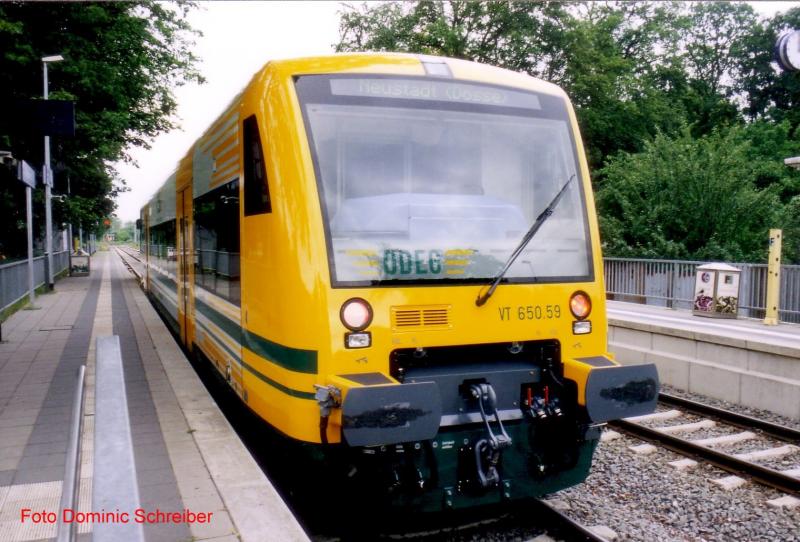 VT 650.59 der ODEG (Ost-Deutsche-Eisenbahn-Gesellschaft) in Neuruppin/Rheinsberger Tor. Diese Zge fuhren nur ein paar Tage dort zum Einfahren. Jetzt verkehren diese Zge z.B. in Berlin Lichtenberg. Dieser Zug fuhr aber nach Neustadt (Dosse).