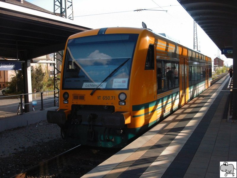 VT 650.71 der Ostdeutschen Eisenbahn GmbH (ODEG) wartet am Bahnsteig 1 in Lichtenfels am 1. Mai 2008. Kurz nach halb sieben Abends wird er nach Neuenmarkt-Wirsberg abfahren.