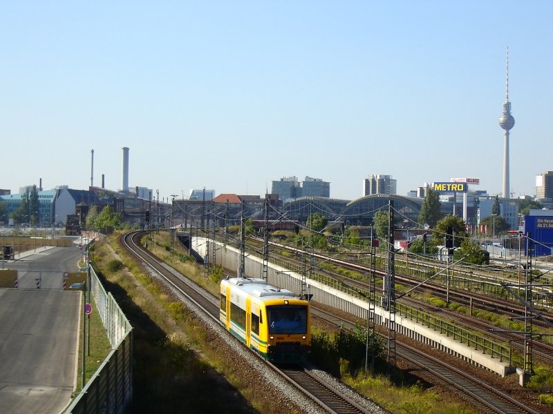 VT 650.76 von der Ostdeutschen Eisenbahn kurz nach dem Bahnhof Berlin Ostbahnhof hhe Warschauer Strae.  Sonderfahrt nach Eberswalde ins BW beim Tag der Fahrgste  in Berlin am 23.09.2006