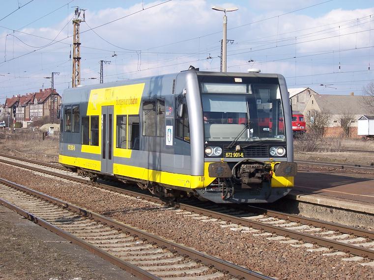 VT 672 901-6 der Burgenlandbahn am 21.03.2006 bei Einfahrt in den Bahnhof Grokorbetha