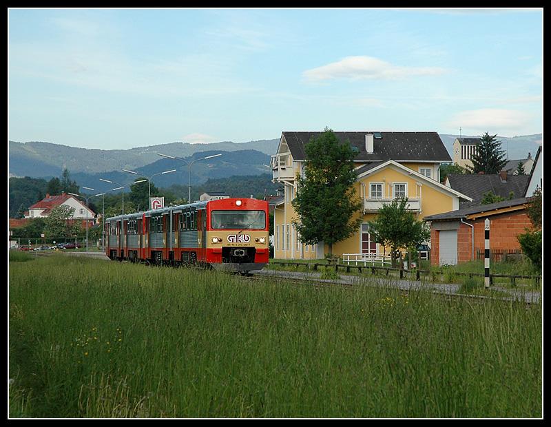 VT 70.13 an der Spitze des R 8552 (von Wies nach Graz) am 26.5.2006 bei der Ausfahrt aus dem ehemaligen Bahnhof P�lfing-Brunn. Heute ist P�lfing-Brunn nur mehr eine Haltestelle mit einem durchgehenden Gleis.