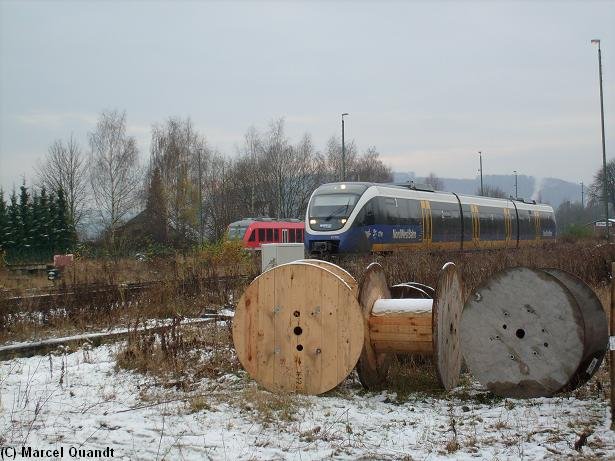 VT 712 der NordWestBahn und ein unbekannter Lint machen bei der Ausfahrt aus Ottbergen und ein kleines Wettrennen,doch da der Talent Ausfahrt mit 100 Km/h bekommt,zieht er dem Lint davon.