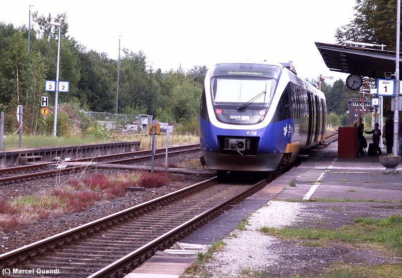 VT 715 steht in Ottbergen und fhrt fhrt weiter nach Holzminden.