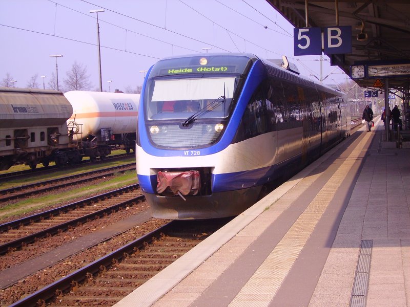 VT 728 der NOB ist in Itzehoe angekommen und wird in krze zurck nach Heide fahren. Die Anzeige ist bereits um gestellt. 31.03.07