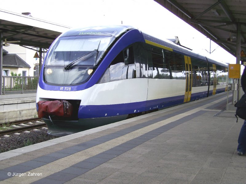 VT 728 der Nord-Ostsee-Bahn steht in Itzehoe bereit zur Fahrt nach Husum, obwohl der Zugzielanzeiger etwas anderes annehmen lsst. (Mai 2008)