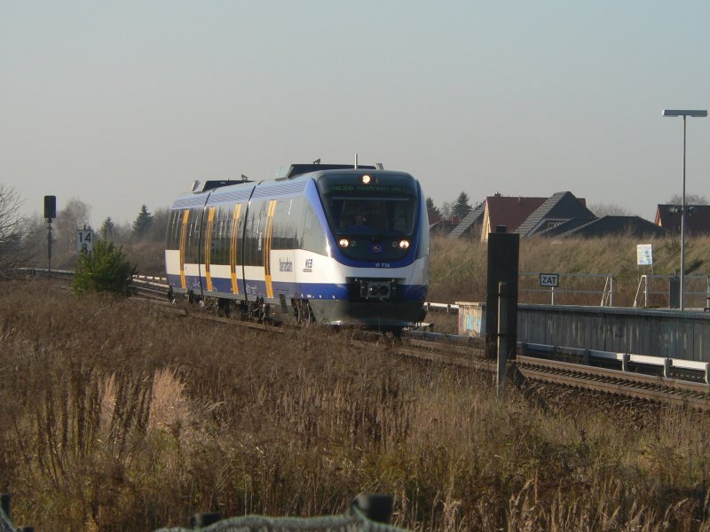 VT 738 der Oderlandbahn bei Birkenstein. Diese Strecke zwischen Berlin-Lichtenberg und Kostrzyn wird seit heute (10. Dezember 2006) von der Niederbarnimer Eisenbahn (NEB) betrieben. Erst in letzter Sekunde sagte die polnische Eisenbahnbehrde dem Einsatz dieser Fahrzeuge zu. Andernfalls htte es wohl Ersatzverkehr zwischen Kstrin-Kietz (Deutschland) und Kostrzyn (Polen) geben mssen. Bisher wurde diese Strecke mit Triebzgen der BR 628, teilweise in Doppeltraktion und nach meiner Beobachtung ohne Zugbegleiter, betrieben.