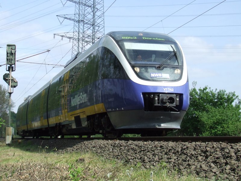 VT 742 der NWB als RB 43 in richtung Dorsten kurz vor dem Hp Gelsenkirchen Zoo. 20.4.07