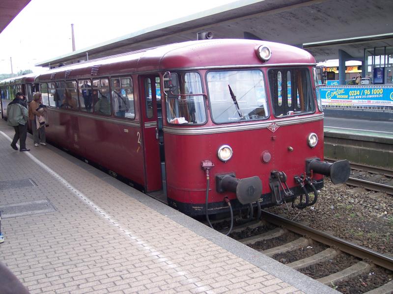 VT 798 des F�rderverein Schienenbus Menden e.V. bei einer Sonderfahrt von Hagen nach W�lfrath, in Bochum Hbf am 3.7.04
