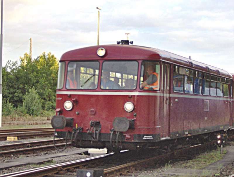 VT 798/998 fhrt als Nostalgiezug wieder von Moers nach Neukirchen-Vluyn unter groer Teilnahme der Bevlkerung