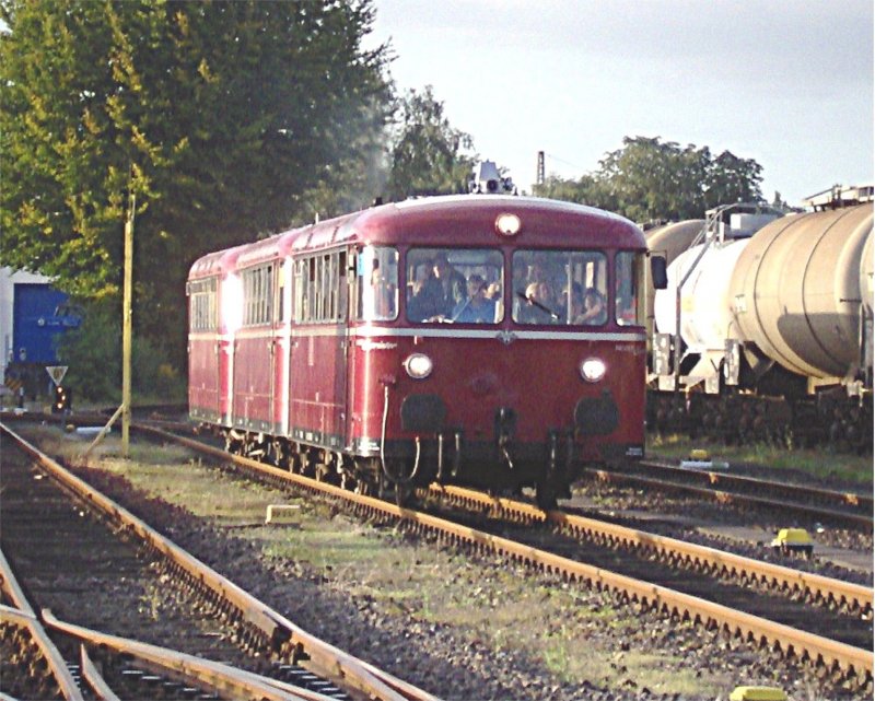 VT 798/998 rollt wieder.
Am 04.09.07 um 16.00 Uhr war es soweit,nach fast 7jhriger Unterbrechung rollt der  Schluff  der Niag auf der reaktivierten Strecke von Moers nach Neukirchen-Vluyn wieder.
