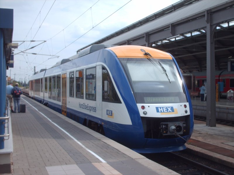 VT 811 der HEX(Connex Gruppe) beim Aufenthalt im Bahnhof Halle(Saale). Dieser Zug fhrt in krze nach Vienenburg.