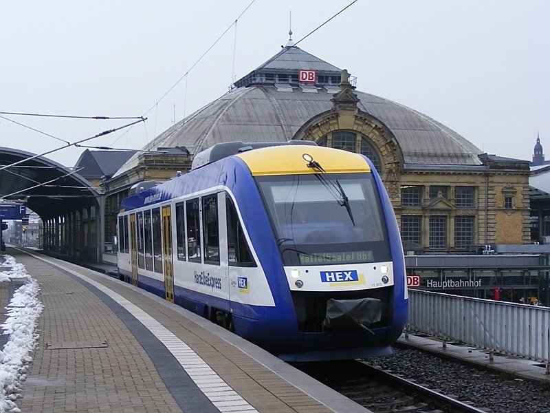 VT 872 als HEX 83460 nach Bernburg am 20.2.2009 in Halle (Saale) Hbf bei der Ausfahrt.