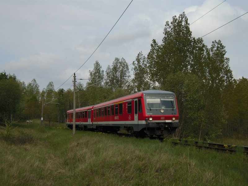 VT 928 651 fhrt als S3 ber das Gleisdreieck Bartelsdorf (in der Nhe vom berseehafen), um nach Rostock Hbf zu gelangen.
07.Mai 2009
