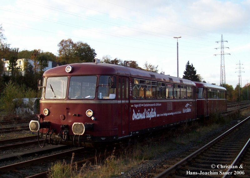 VT 98 aus Bochum Dahlhausen wartet am 29.10.2006 im Bahnhof Remscheid- Lennep auf die Ausfahrt nach Remscheid Hbf. Er muss allerdings erst nach Gleis 3 umsetzen. 

